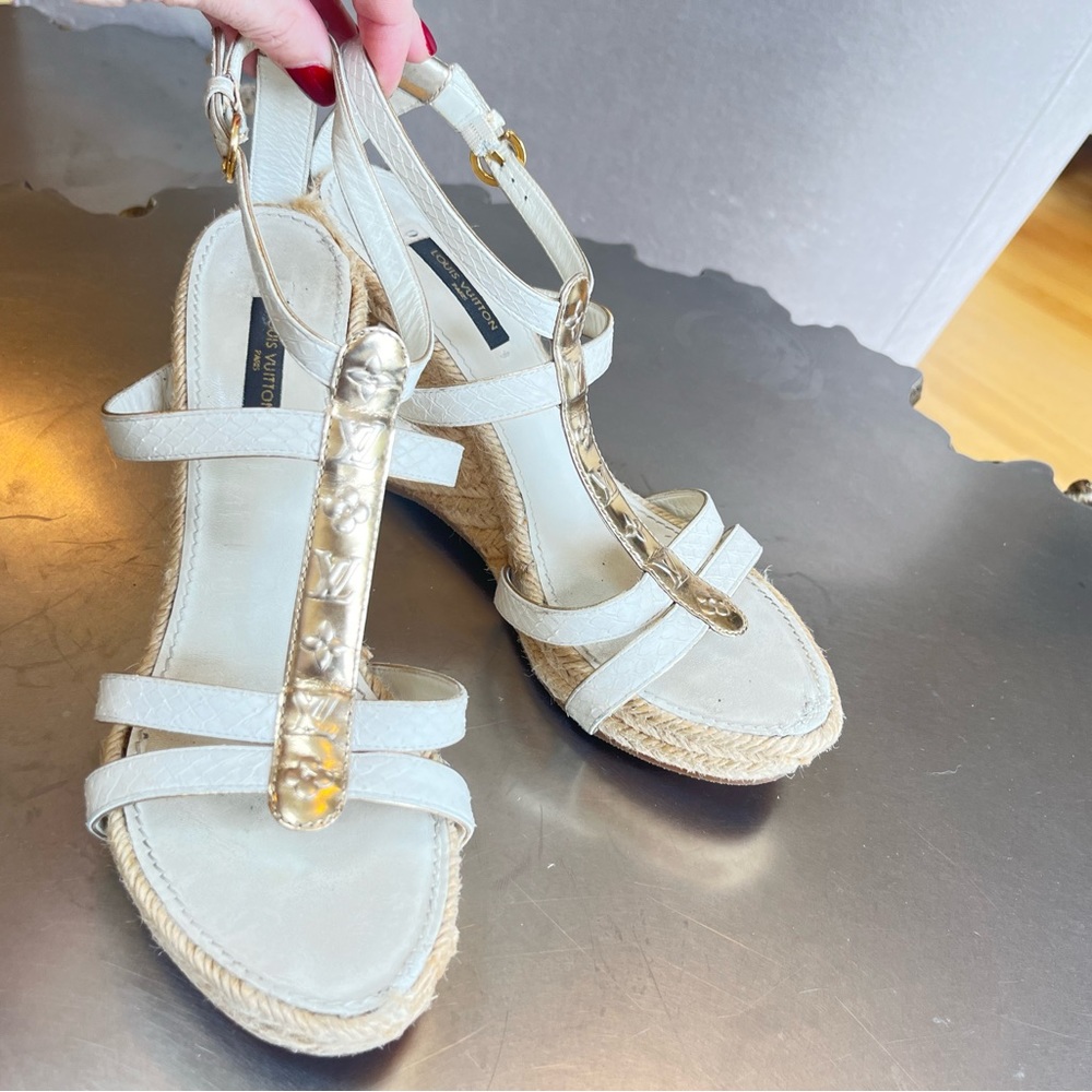 LOUIS VUITTON size 8.5 White and gold wedge